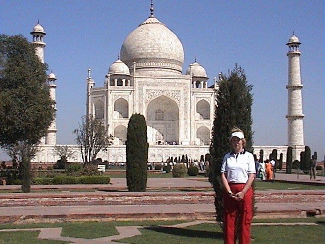 Taj Mahal mit Inge.JPG