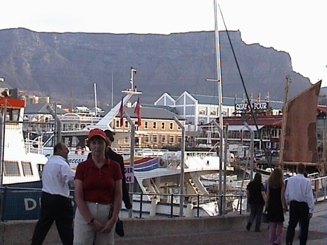 Inge im Hafen mit Tafelberg.JPG