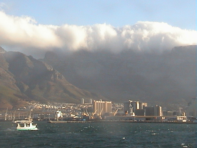 Tafelberg vom Meer mit Wolken.JPG